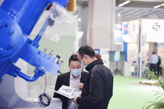 觀展者了解中譽鼎力設備性能