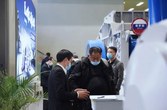 觀展者了解中譽鼎力設備性能