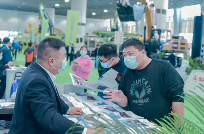 認真講解公司各項業務