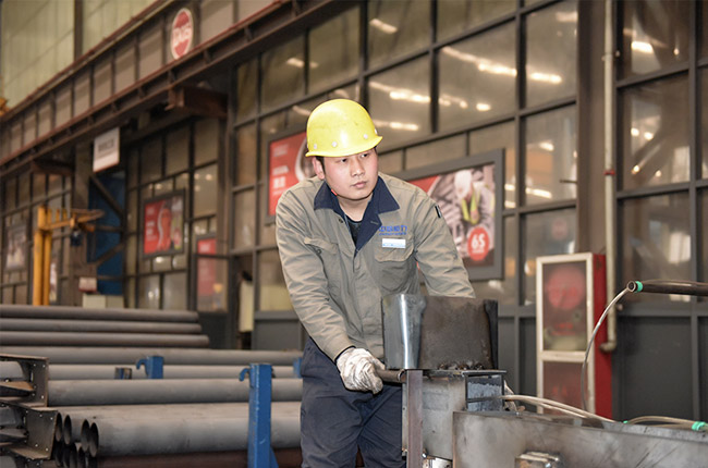 李衛華參與制砂樓設備的研發