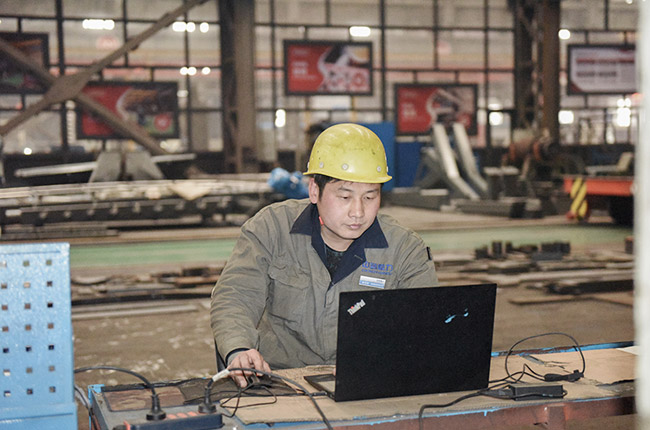 李衛華參與制砂樓設備的研發