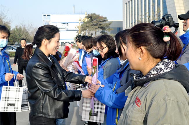 智能裝備人資總監劉玲為大家發放福利
