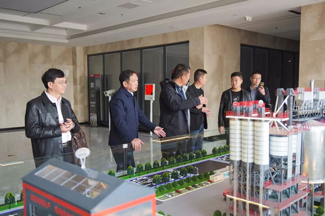 張總介紹中譽鼎力五位一體循環建材產業園項目