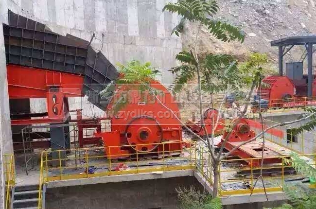 錘式破石機(jī)使用現(xiàn)場(chǎng)