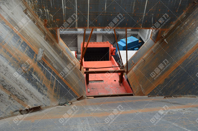 河北白沙時產(chǎn)3000噸石料生產(chǎn)線頭破進(jìn)料口