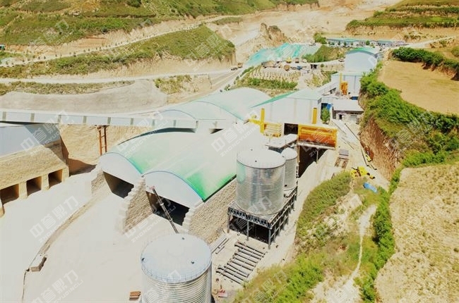 生產線上的中轉料倉