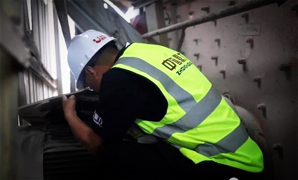 售后技術人員檢修設備