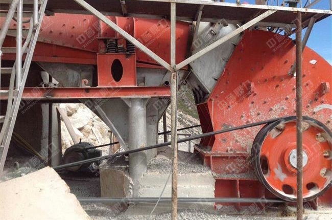 生產線上的給料機和破碎機