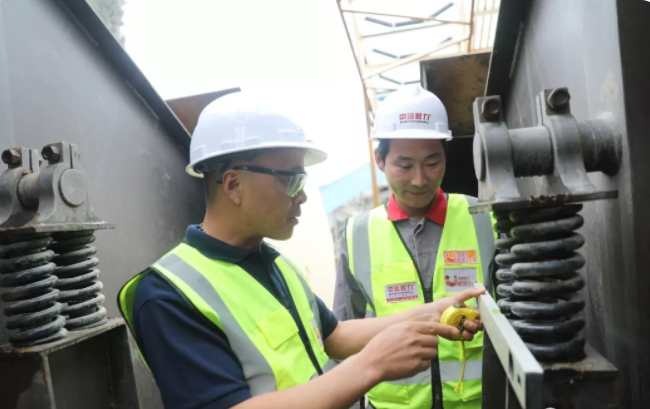 技術(shù)人員對設(shè)備的維護(hù)現(xiàn)場