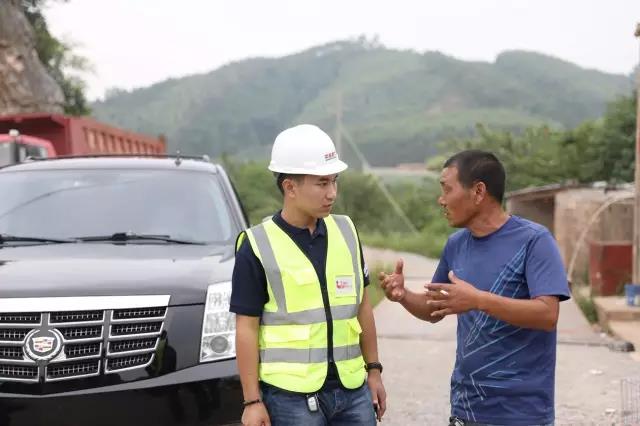 廣西服務銷售經理張海波與華日礦業采石場王總溝通