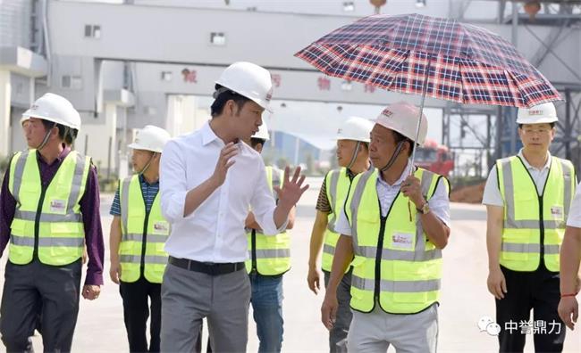 陪同東升集團董事長參觀砂石生產線