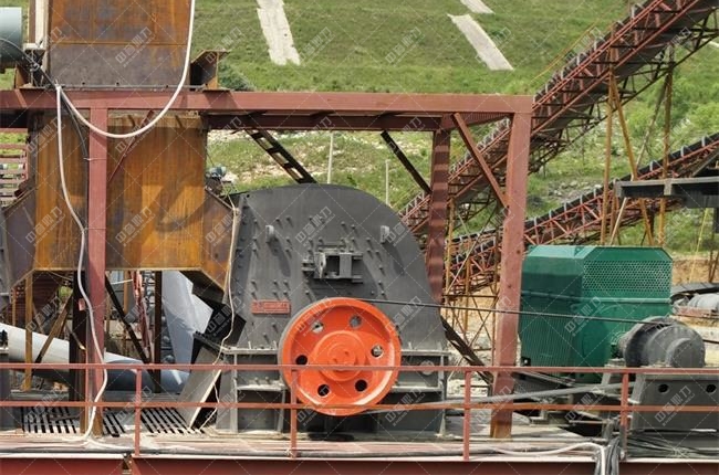 一臺正在加工石灰石的錘破