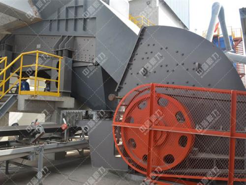 碎石生產(chǎn)線上的振動(dòng)給料機(jī)