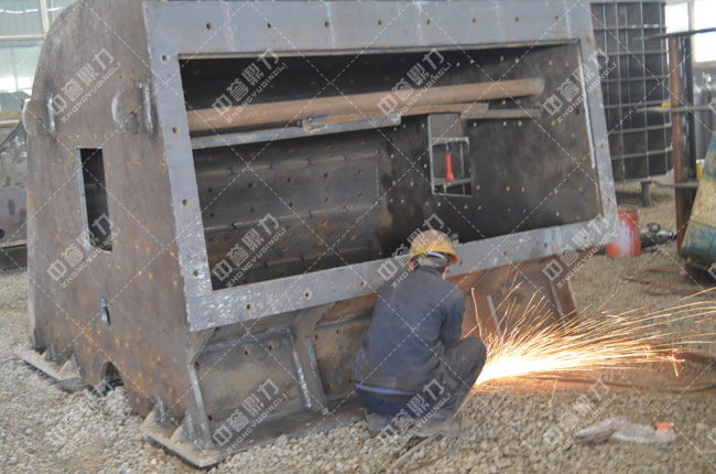 工人焊接重錘破現場