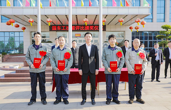 張治民董事長為車工頒獎(jiǎng)并合影