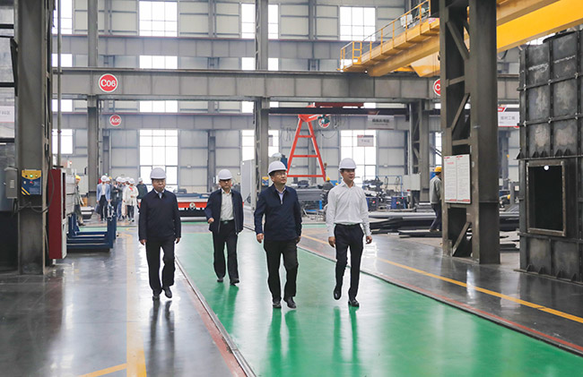河南省發(fā)展改革委導(dǎo)一行參觀中譽鼎力智能化一體生產(chǎn)車間