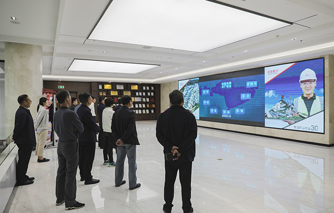 河南省發(fā)展改革委導(dǎo)一行觀看衛(wèi)輝市資源稅管理介紹視頻