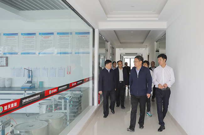 參觀藍天環(huán)保材料公司實驗室