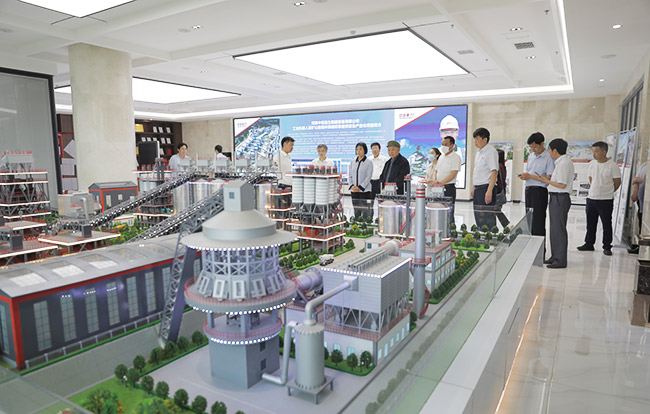 河南省人才工作任務(wù)督查調(diào)研組參觀中譽(yù)鼎力五位一體循環(huán)建材產(chǎn)業(yè)園沙盤(pán)