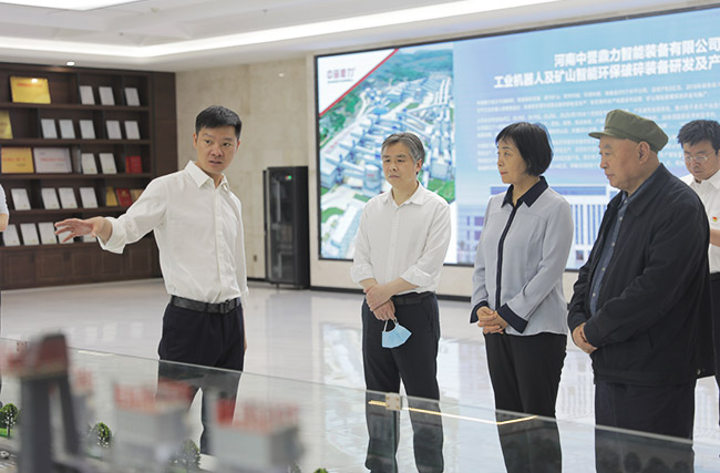 河南省人才工作任務(wù)督查調(diào)研組參觀中譽(yù)鼎力五位一體循環(huán)建材產(chǎn)業(yè)園沙盤(pán)