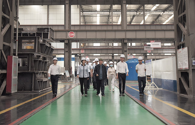 河南省人才工作任務(wù)督查調(diào)研組參觀中譽(yù)鼎力智能化一體生產(chǎn)車(chē)間