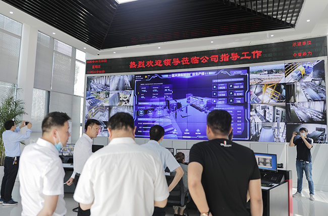 湖北省赤壁市導考察藍天環(huán)保智慧廠區(qū)中控室