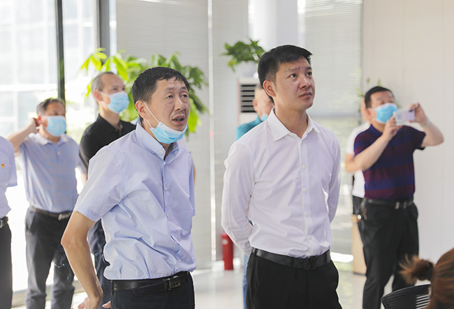 湖北省赤壁市導考察藍天環(huán)保智慧廠區(qū)中控室