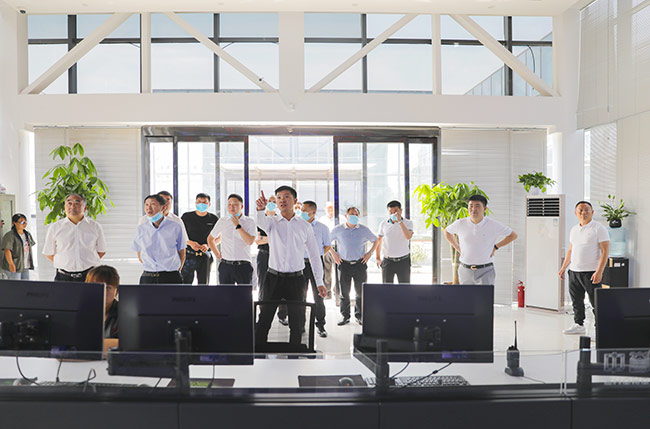 湖北省赤壁市導考察藍天環(huán)保智慧廠區(qū)中控室