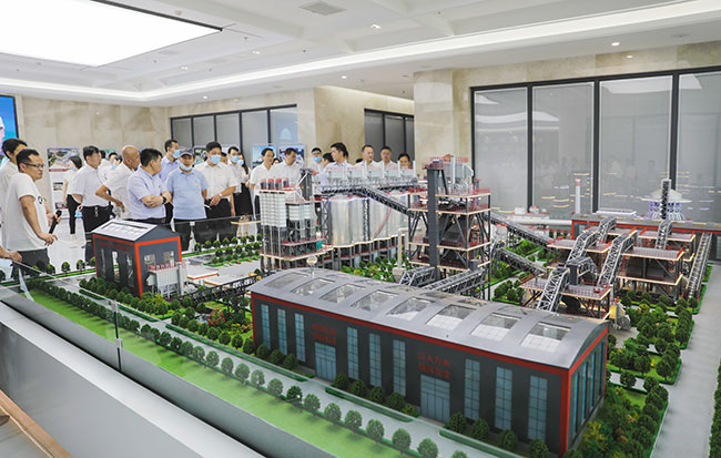 張治民董事長介紹多位一體循環(huán)建材產(chǎn)業(yè)園項目建設(shè)理念